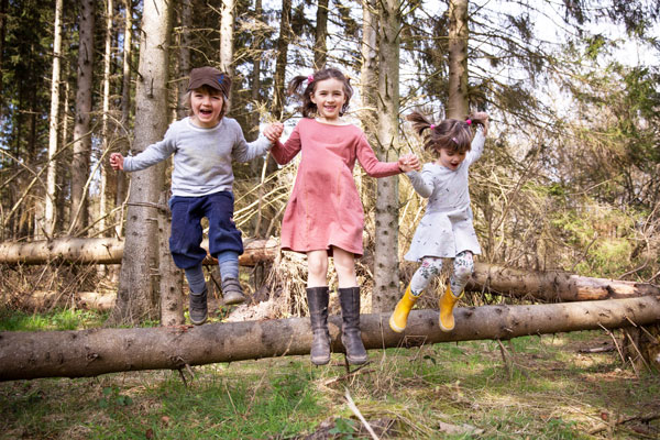 Kinder springen über einen Baum - Crowdfunding-Kampagne gestartet